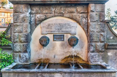 NEMI, İTALYA - 3 Mart 2019 'da İtalya' nın orta kesimindeki Roma yakınlarındaki Nemi şehir merkezinde tarihi bir çeşmenin manzarası