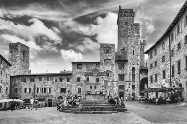 SAN GIMIGNANO, İtalya - 21 Haziran 2019, San Gimignano, İtalya 'daki Piazza della Cisterna meydanının panoramik manzarası