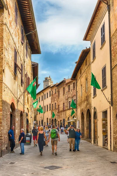 San Gimignano Italy June 2019年6月21日 意大利San Gimignano古街的游客 这个城镇以中世纪的建筑和一打塔楼而闻名 — 图库照片