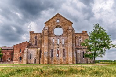 CHIUSDINO, İtalya - 22 Haziran 2019 'da İtalya' nın Siena kentindeki Chiusdino kasabasındaki San Galgano Manastırı 'nın ikonik manastırının dış görünüşü