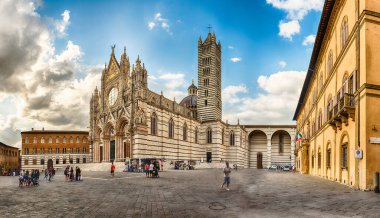 SIENA, İtalya - 22 Haziran 2019 'da İtalya' nın Siena, Toskana Katedrali 'nin panoramik görüntüsü. 1348 yılında tamamlanan kilise, Mary 'nin varsayımına adanmıştır.