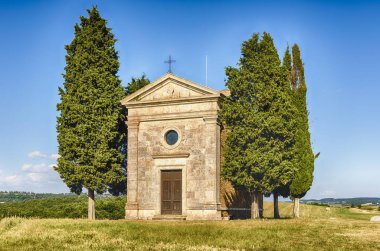 SAN QUIRICO D 'ORCIA, ITALY - 23 Haziran 2019' da San Quirico d 'Orcia' nın kırsal kesimindeki Madonna di Vitaleta şapeli, 23 Haziran 2019 'da görüldüğü gibi