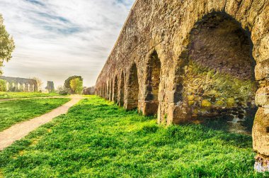 İkonik Parco degli Acquedotti kalıntıları, Roma, İtalya. Halk parkına, içinden geçen 7 antik su kemerinin adı verildi.