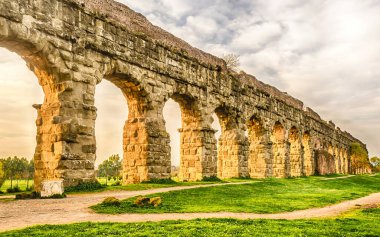 İkonik Parco degli Acquedotti kalıntıları, Roma, İtalya. Halk parkına, içinden geçen 7 antik su kemerinin adı verildi.