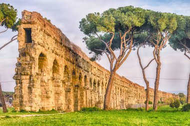 İkonik Parco degli Acquedotti kalıntıları, Roma, İtalya. Halk parkına, içinden geçen 7 antik su kemerinin adı verildi.