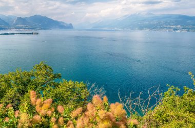 İtalya, Garda Gölü 'ndeki Manerba Kayası' ndan panoramik hava manzarası