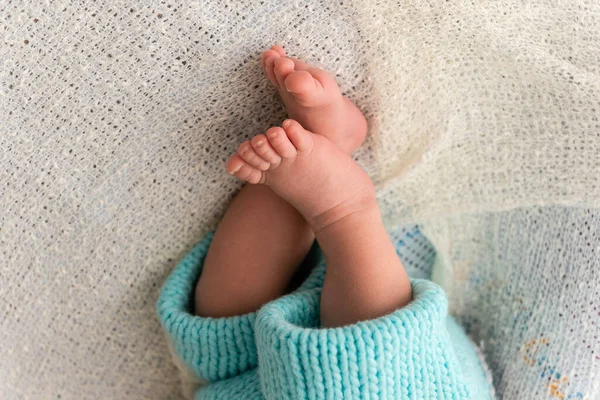 Крупный План Новорожденных Ног Прекрасным Выборочным Фокусом Концепция Материнства Нежности — стоковое фото