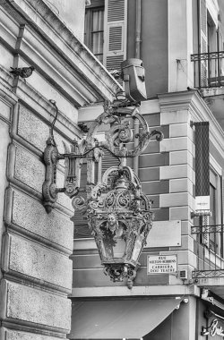 Nice, Fransa - 11 Ağustos: Opera Binası 'nın kuzey cephesinde antik sokak lambası, sembolik tiyatro ve Fransa' nın Nice kentinde 11 Ağustos 2019 'da büyük bir dönüm noktası.