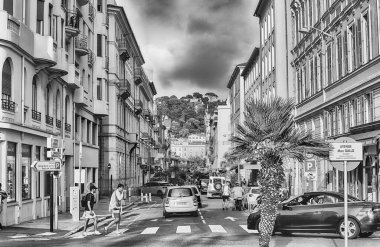 Nice, Fransa - 11 Ağustos 2019 'da Saint-Francois de Paule caddesi ve Nice' in merkezindeki Chateau Tepesi üzerinde Cote d 'Azur, Fransa