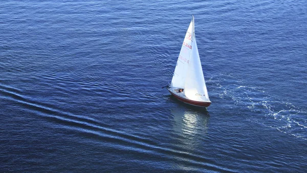 Вітрильні човни в морі — стокове фото