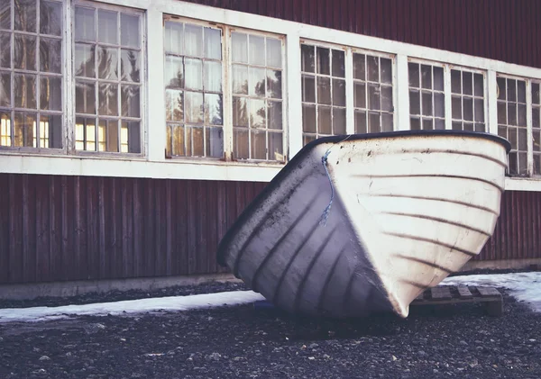 Loď, spočívající na půdě v zimě — Stock fotografie