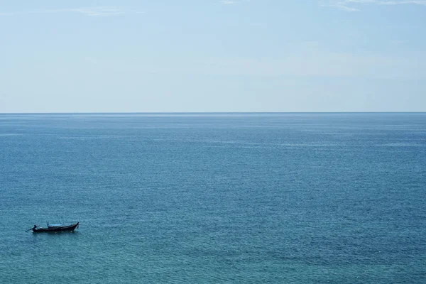 Nad mořem: samotný člun plující v oceánu v Thajsku. Skvělé barvy a světla. Horizon view. — Stock fotografie
