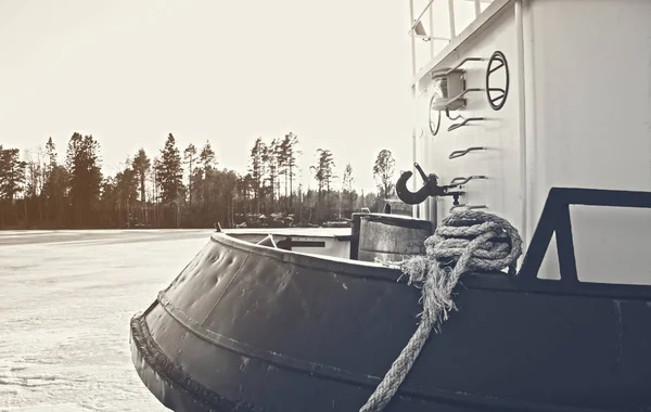 Rybářská loď v zimním období. Foto v černé a bílé — Stock fotografie