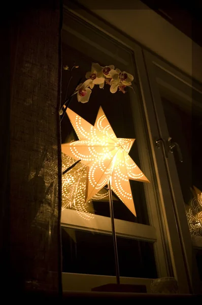 Cristmas star in a window during christmas-time! Christmas theme — Stock Photo, Image