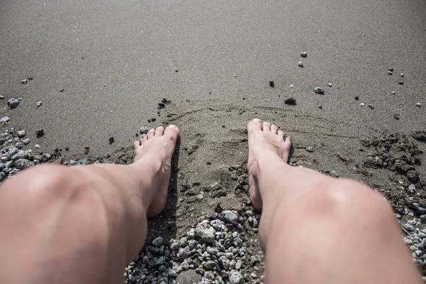Human feet in the sand on a beach. Nice details and lights. — Stock Photo, Image