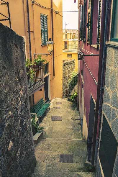 Pequena escadaria em uma antiga aldeia. Cerca, vegetação e edifícios menores. Subúrbio, zona da cidade . — Fotografia de Stock