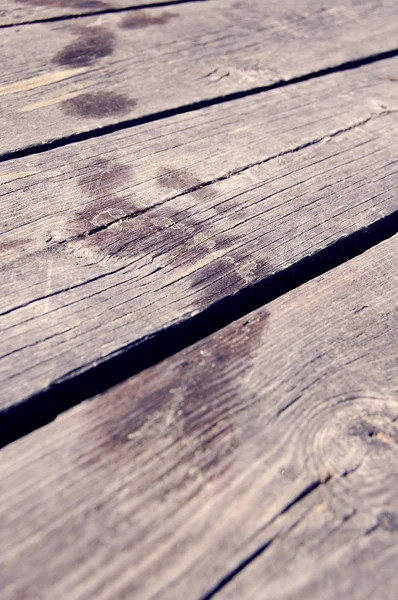 Voetafdrukken na natte voeten op houten loopbrug/vloer Stockafbeelding