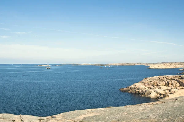 Второй день на архипелаге в Швеции. Конкретная фотография летнего сезона. Летний архипелаг с красивыми солнечными лучами и волнами. Прекрасные огни и цвета. Летняя среда. Окружающая среда Стоковое Фото