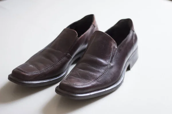 Skórzane buty w kolorze brązowym na białym tle. Odzież Formalna tematu. — Zdjęcie stockowe