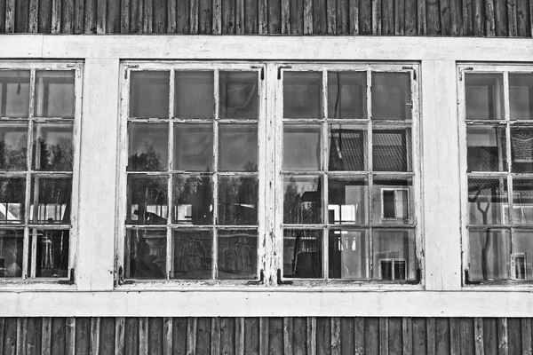 Antiguo marco de ventana vintage en cabaña de madera. Ventana Estuche con bonitos detalles. Tema Vintage . —  Fotos de Stock