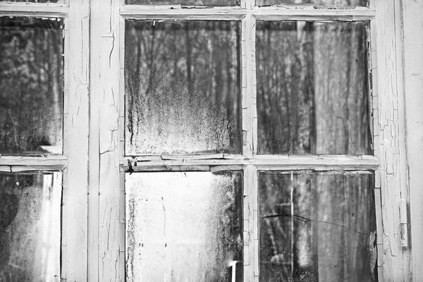 Antiguo marco de ventana vintage en cabaña de madera. Ventana Estuche con bonitos detalles. Tema Vintage . —  Fotos de Stock