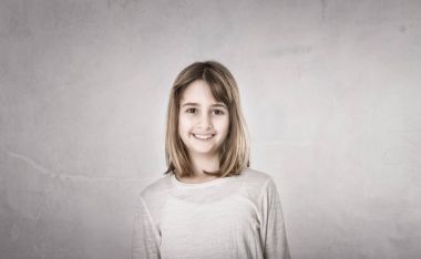 gülümseyen ve arayan çocuk