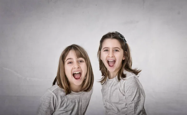 Niños gritando en pose frontal Imagen de archivo