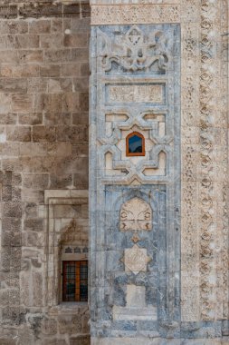 24 Ağustos 2019: Gökyüzü Medresesi, Sivas Şehri, Türkiye. Yapı, Anadolu 'daki diğer ilahiyat okulları arasında en büyük portala sahip. 13. yüzyıl medresesi, bir İslam eğitim kurumu.
