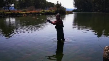 Hisaronu Orhaniye, Marmaris - Mugla / Türkiye. 23 Mart 2020. Yosun arasında nehirde balık avı.