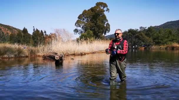 Hisaronu Orhaniye Marmaris ムグラ トルコ 久呂の川で漁師 — ストック動画
