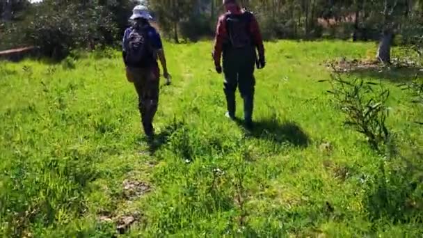 Hisaronu Orhaniye Marmaris Mugla Turkey 낚시하러 부부들은 누에서 산책을 합니다 — 비디오
