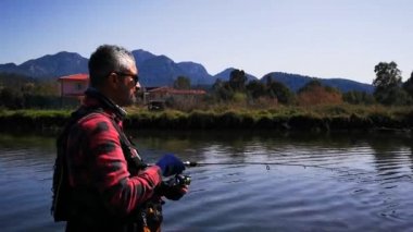 Hisaronu Orhaniye, Marmaris - Mugla / Türkiye. 12 Mart 2020. Reedy arasında alabalık avı. Hisaronu.Bass avı Hisaronu 'da Reedy arasında. Güneşli bir günde balık tutmak.