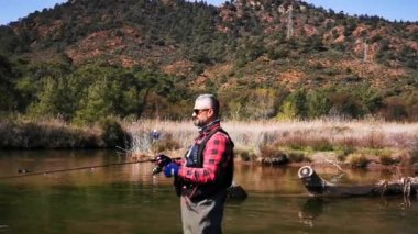 Hisaronu Orhaniye, Marmaris - Mugla / Türkiye. 12 Mart 2020. Reedy arasında alabalık avı. Hisaronu.Bass avı Hisaronu 'da Reedy arasında. Güneşli bir günde balık tutmak.