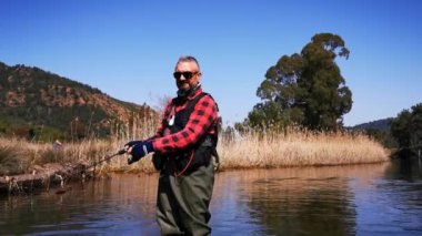 Hisaronu Orhaniye, Marmaris - Mugla / Türkiye. 12 Mart 2020. Reedy arasında alabalık avı. Hisaronu.Bass avı Hisaronu 'da Reedy arasında. Güneşli bir günde balık tutmak.