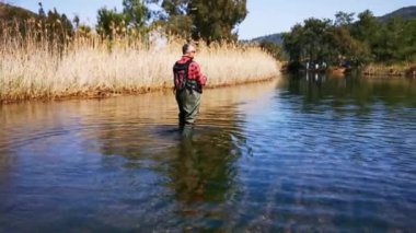 Hisaronu Orhaniye, Marmaris - Mugla / Türkiye. 12 Mart 2020. Reedy arasında alabalık avı. Hisaronu.Bass avı Hisaronu 'da Reedy arasında. Güneşli bir günde balık tutmak.
