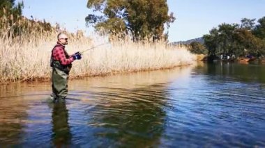 Hisaronu Orhaniye, Marmaris - Mugla / Türkiye. 12 Mart 2020. Reedy arasında alabalık avı. Hisaronu 'da. Hisaronu 'da Bass Hunt. Güneşli bir günde balık tutmak.