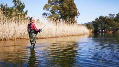 Hisaronu Orhaniye, Marmaris - Mugla / Türkiye. 12 Mart 2020. Reedy arasında alabalık avı. Hisaronu 'da. Hisaronu 'da Bass Hunt. Güneşli bir günde balık tutmak.