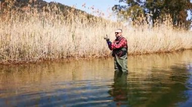 Hisaronu Orhaniye, Marmaris - Mugla / Türkiye. 12 Mart 2020. Reedy arasında alabalık avı. Hisaronu 'da. Hisaronu 'da Bass Hunt. Güneşli bir günde balık tutmak.