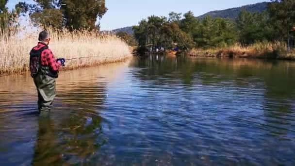 Hisaronu Orhaniye Marmaris Mugla Turkey Března2020 Lov Pstruhů Mezi Reedym — Stock video