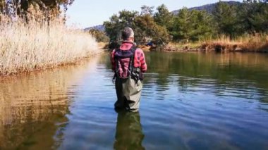 Hisaronu Orhaniye, Marmaris - Mugla / Türkiye. 12 Mart 2020. Reedy arasında alabalık avı. Hisaronu 'da. Hisaronu 'da Bass Hunt. Güneşli bir günde balık tutmak.