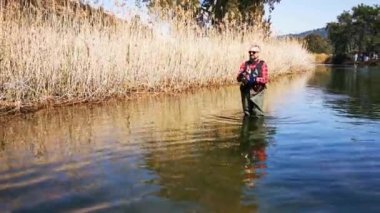 Hisaronu Orhaniye, Marmaris - Mugla / Türkiye. 12 Mart 2020. Reedy arasında alabalık avı. Hisaronu 'da. Hisaronu 'da Bass Hunt. Güneşli bir günde balık tutmak.