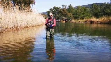 Hisaronu Orhaniye, Marmaris - Mugla / Türkiye. 12 Mart 2020. Reedy arasında alabalık avı. Hisaronu 'da. Hisaronu 'da Bass Hunt. Güneşli bir günde balık tutmak.