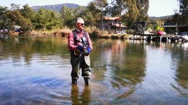 Hisaronu Orhaniye, Marmaris - Mugla / Türkiye. 12 Mart 2020. Reedy arasında alabalık avı. Hisaronu 'da. Hisaronu 'da Bass Hunt. Güneşli bir günde balık tutmak.