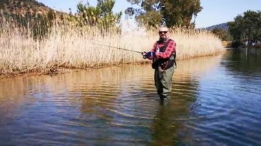 Hisaronu Orhaniye, Marmaris - Mugla / Türkiye. 12 Mart 2020. Reedy arasında alabalık avı. Hisaronu 'da. Hisaronu 'da Bass Hunt. Güneşli bir günde balık tutmak.