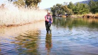 Hisaronu Orhaniye, Marmaris - Mugla / Türkiye. 12 Mart 2020. Reedy arasında alabalık avı. Hisaronu 'da. Hisaronu 'da Bass Hunt. Güneşli bir günde balık tutmak.