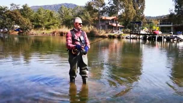 Hisaronu Orhaniye Marmaris Mugla Turkey Března2020 Lov Pstruhů Mezi Reedym — Stock video