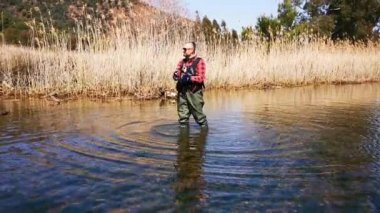 Hisaronu Orhaniye, Marmaris - Mugla / Türkiye. 12 Mart 2020. Reedy arasında alabalık avı. Hisaronu 'da. Hisaronu 'da Bass Hunt. Güneşli bir günde balık tutmak.