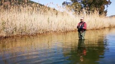 Hisaronu Orhaniye, Marmaris - Mugla / Türkiye. 12 Mart 2020. Reedy arasında alabalık avı. Hisaronu 'da. Hisaronu 'da Bass Hunt. Güneşli bir günde balık tutmak.