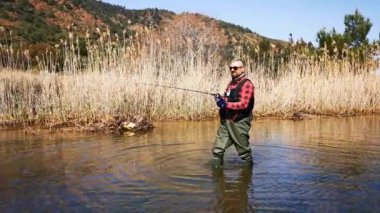 Hisaronu Orhaniye, Marmaris - Mugla / Türkiye. 12 Mart 2020. Reedy arasında alabalık avı. Hisaronu 'da. Hisaronu 'da Bass Hunt. Güneşli bir günde balık tutmak.