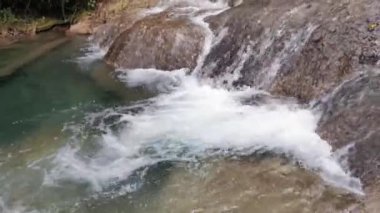 Ormanın derinliklerindeki Turgut Şelalesi 'ne yakın. Güzel küçük turist şelalesi. Bir şelalenin içine düştüğü bir dere. Marmaris, Mugla - Türkiye.